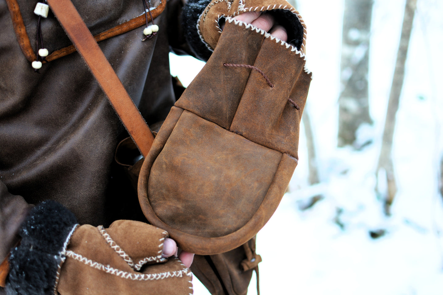 Grande bourse en cuir sami tenue en milieu naturel enneigé – Forge Gardarson