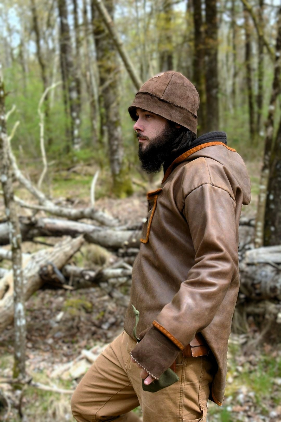 Bonnet shearling mouton déplié pour couvrir les oreilles, porté en extérieur, cadre naturel