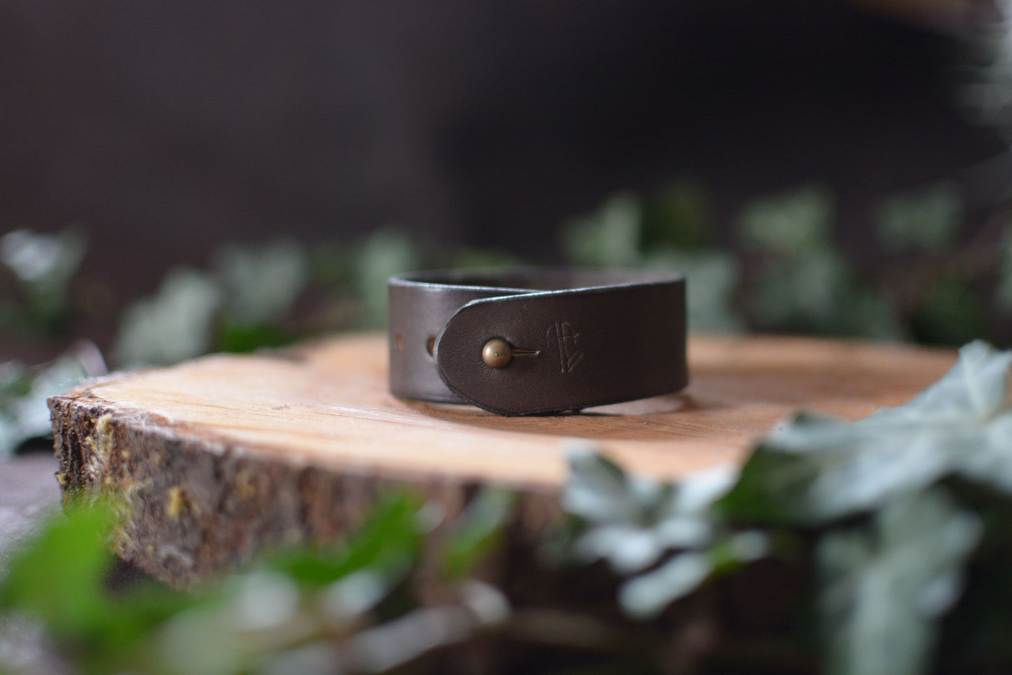 Bracelet forgé cuir et fer – Motifs gravés n°1