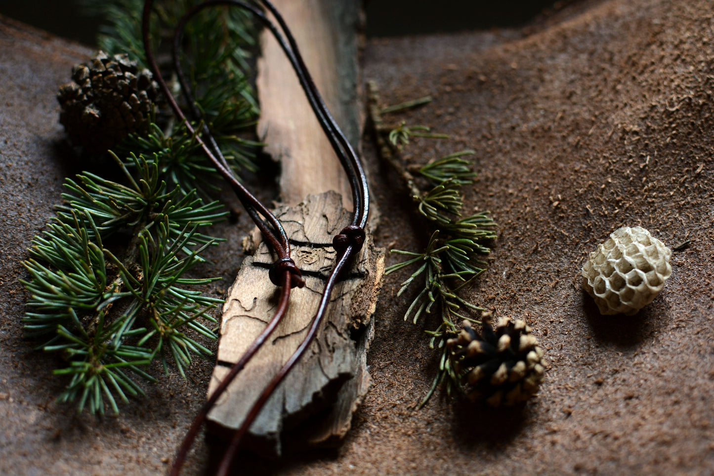 Roue engravée en fer forgé avec perles en bronze et bois de cerf