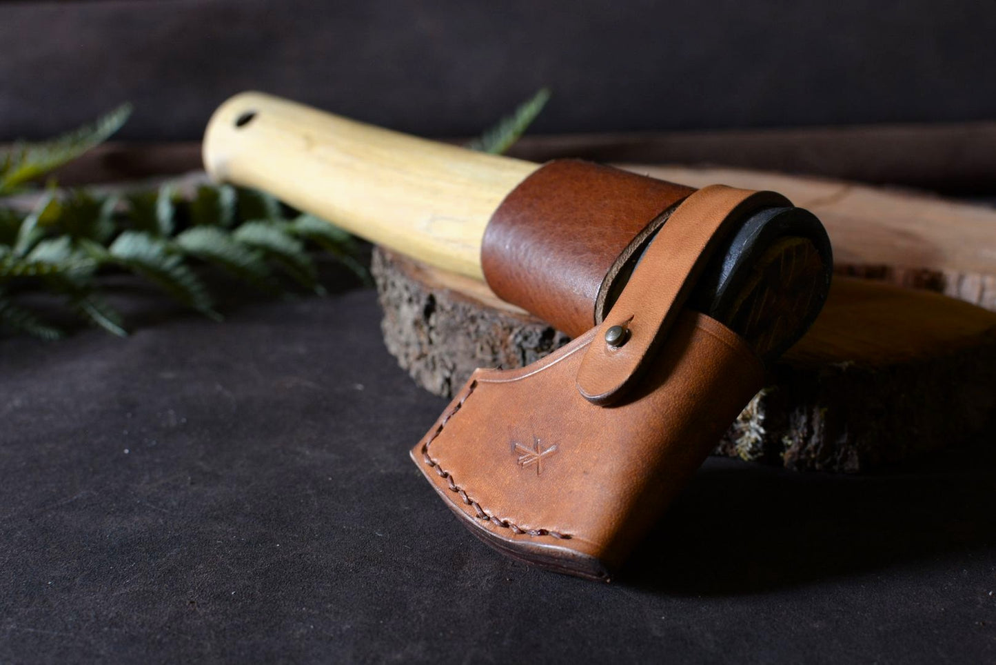 Fer de hache artisanale n°1 dans sa gaine en cuir sur-mesure – Forge Gardarson