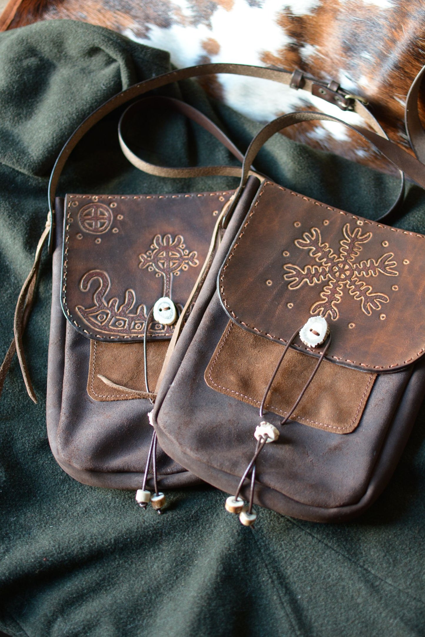 Collection Pétroglyphes des sacs Dana Amrod & Gardarson, artisanat traditionnel cuir et forge