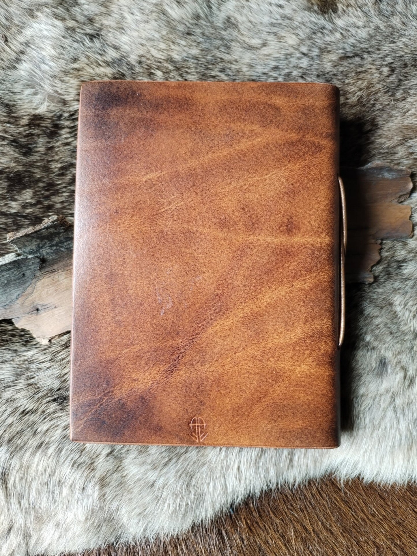 carnet en cuir avec dragon viking de face vue de dos sur une fourrure Amrod & Gardarson