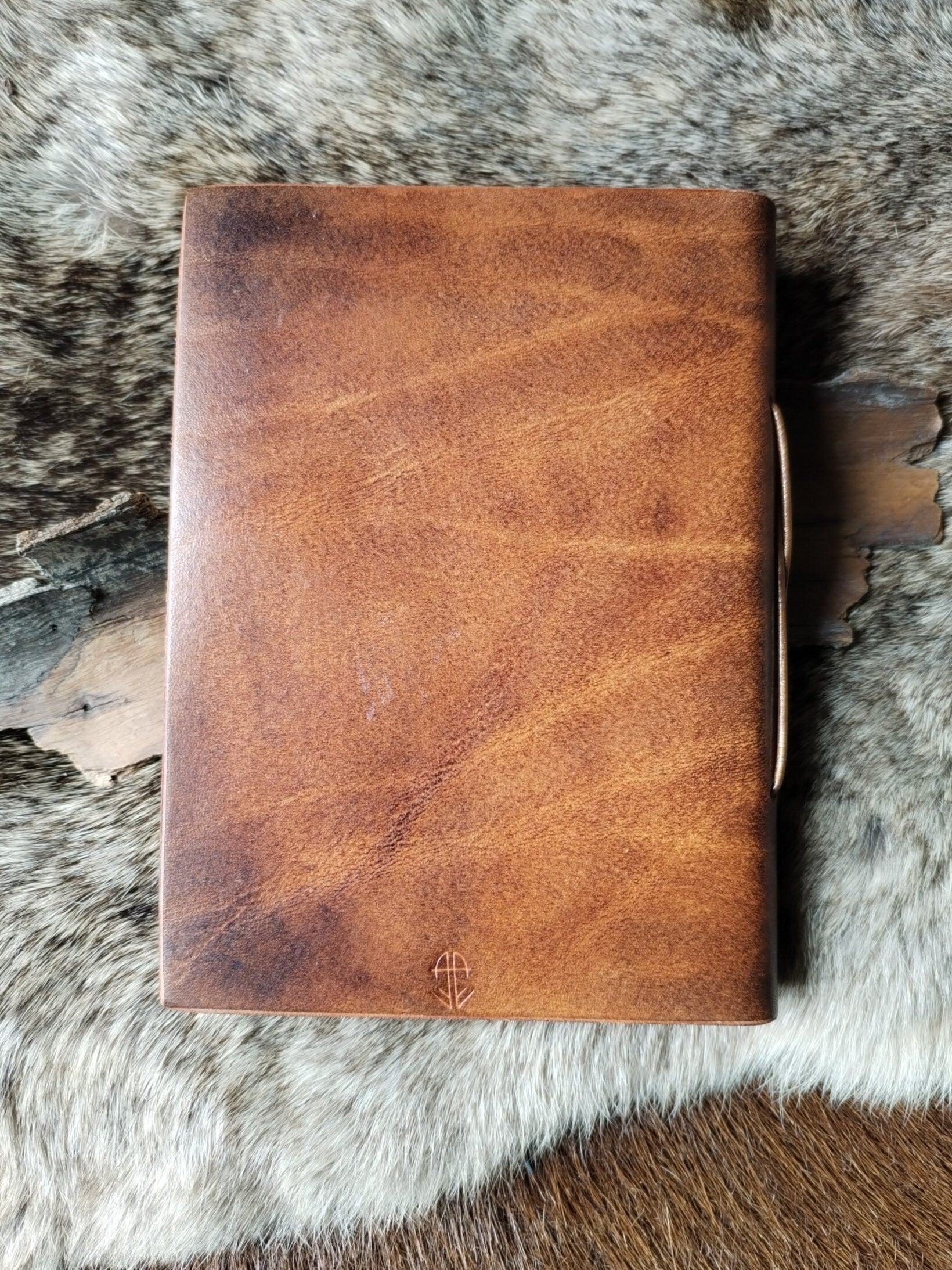carnet en cuir avec dragon viking de face vue de dos sur une fourrure Amrod & Gardarson