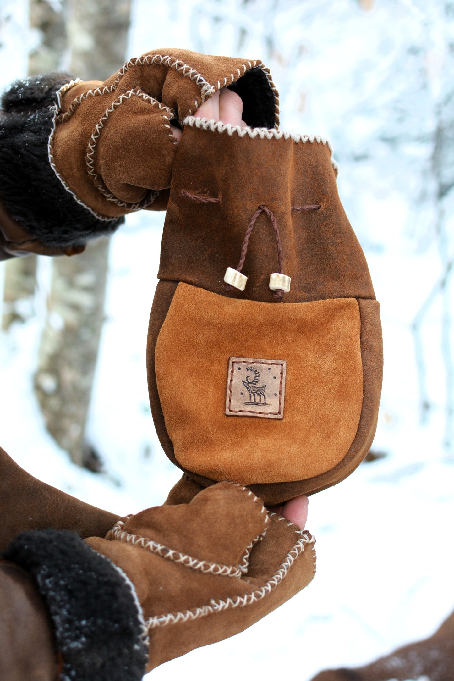 Grande bourse en cuir sami tenue en milieu naturel enneigé – Forge Gardarson