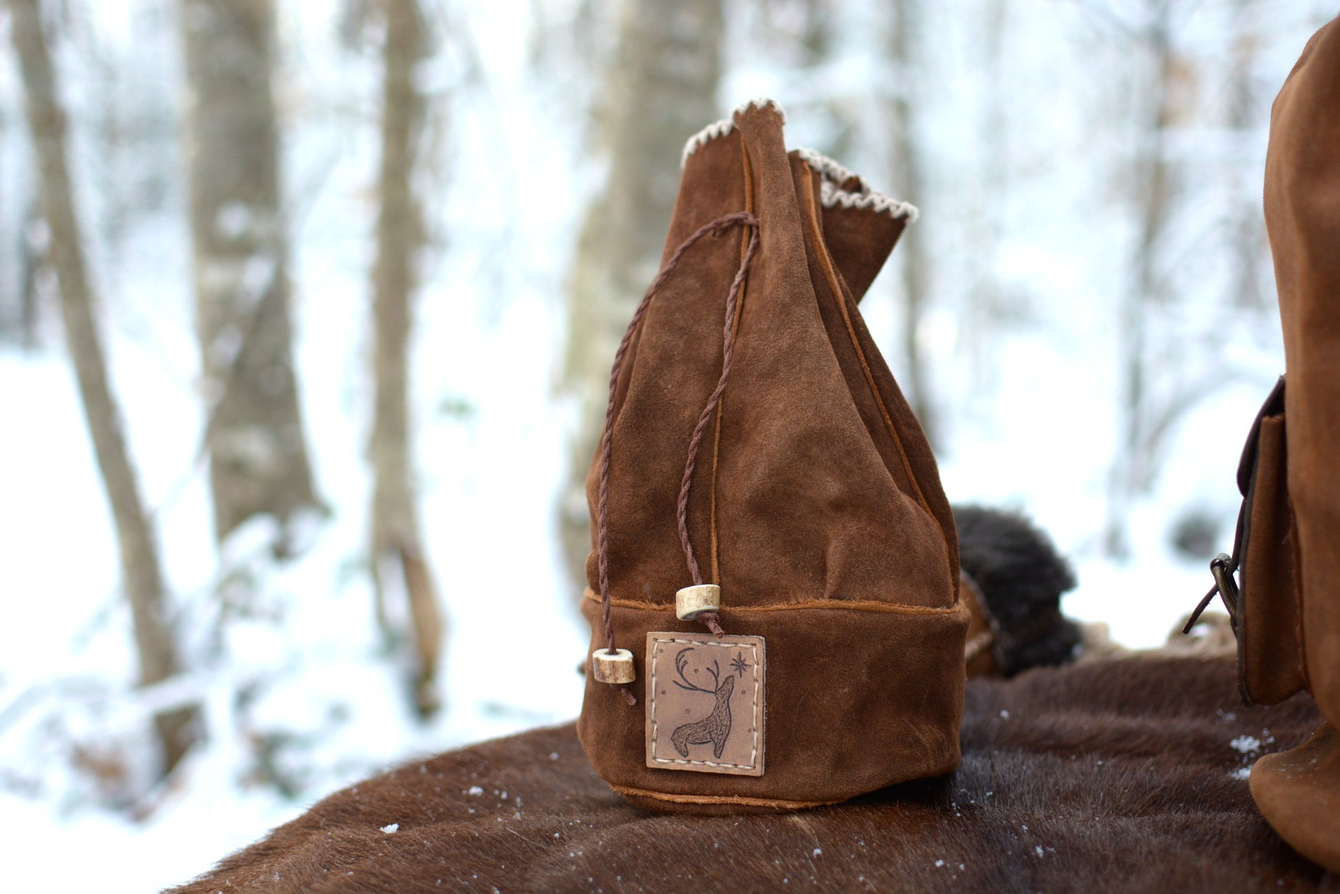  Petit sac cuir inspiration sami Forge Gardarson posé en milieu naturel - Artisanat français