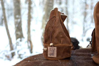  Petit sac cuir inspiration sami Forge Gardarson posé en milieu naturel - Artisanat français