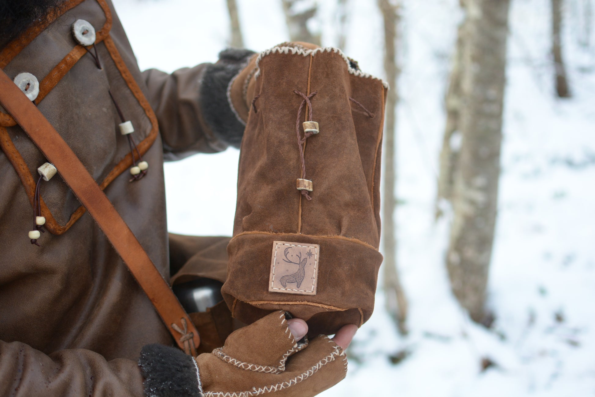 Petit sac cuir artisanal Forge Gardarson tenu en main en milieu naturel