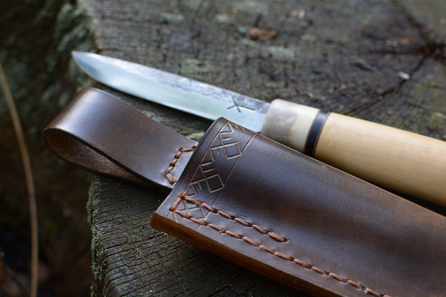 Détail étui cuir sur-mesure tannage végétal - Atelier d'Amrod pour Forge Gardarson
