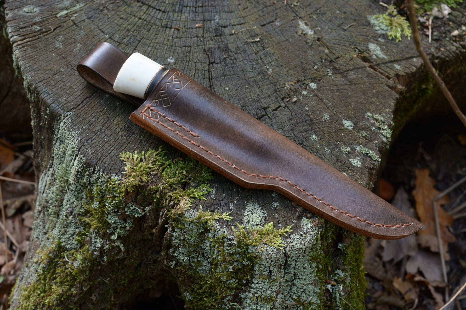 Puukko buis et bois de cerf rangé dans son étui cuir sur-mesure - Forge Gardarson