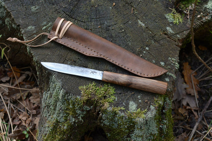 Puukko forgé main acier XC75 manche noyer en milieu naturel - couteau outdoor bushcraft artisanal - Forge Gardarson