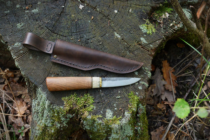 Couteau Yakut forgé main acier XC75 - manche noyer bois de cerf avec étui cuir tannage végétal en milieu naturel
