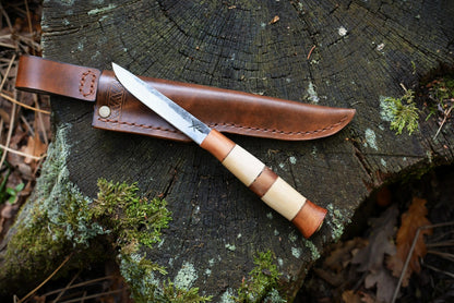 Puukko forgé main acier XC75 manche charme bois de vigne avec étui cuir sur-mesure - vue de face - Forge Gardarson

