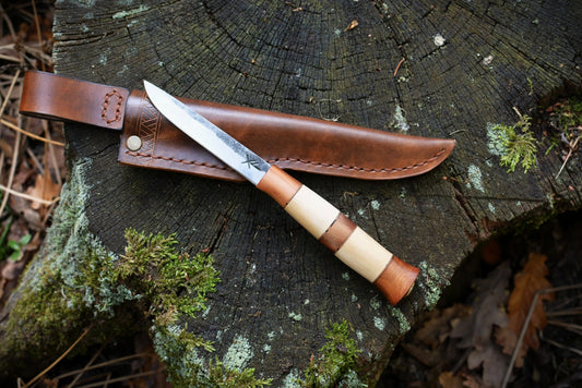 Puukko forgé main acier XC75 manche charme bois de vigne avec étui cuir sur-mesure - vue de face - Forge Gardarson
