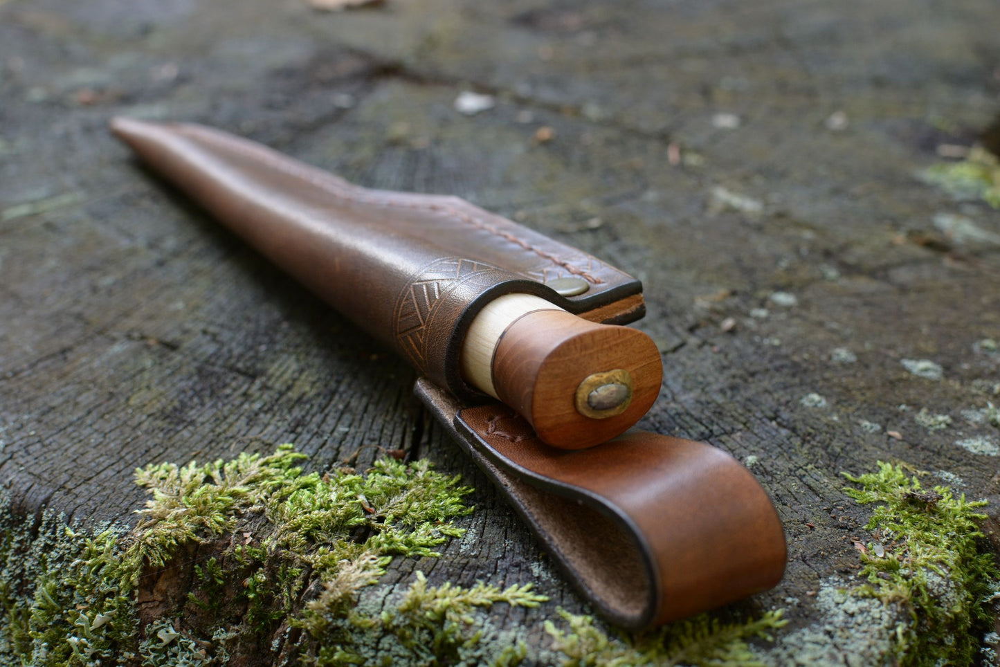 Puukko charme et vigne rangé dans son étui cuir sur-mesure - Atelier d'Amrod - Forge Gardarson