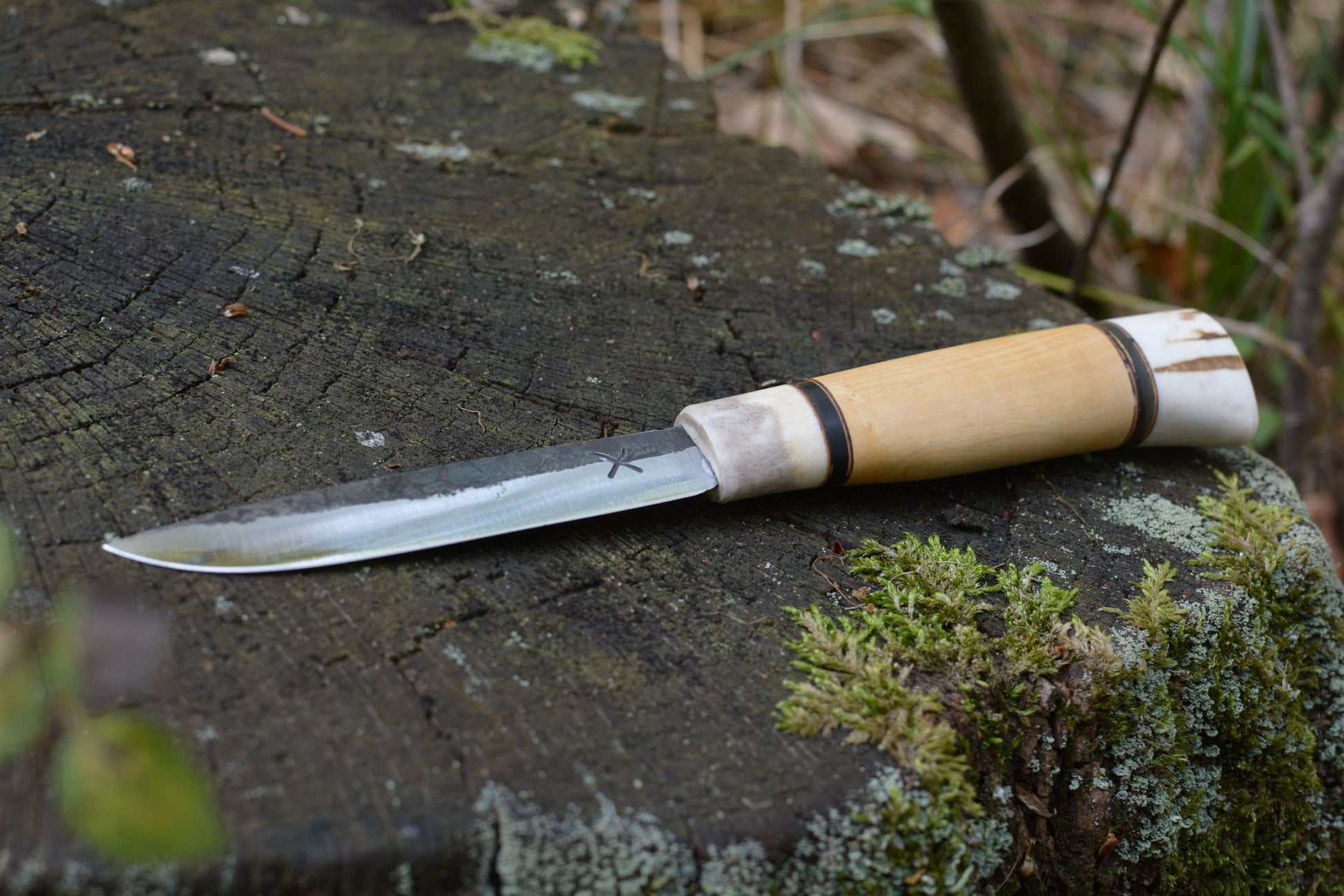 Puukko scandinave soie traversante manche buis corne de vache mitre pommeau bois de cerf - vue de face 