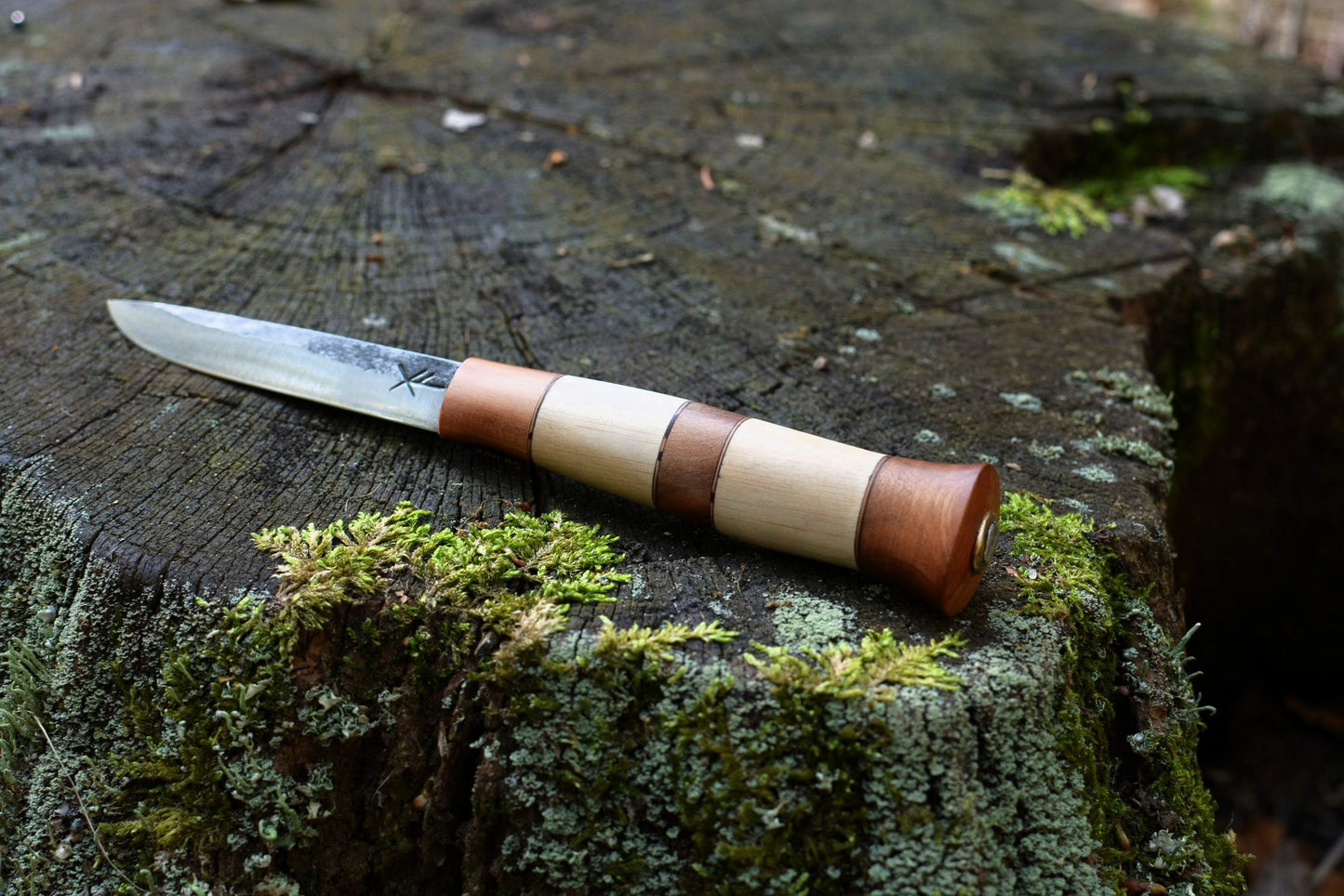 Couteau puukko artisanal forgé main manche charme et bois de vigne lame XC75 9cm - vue de face - Forge Gardarson