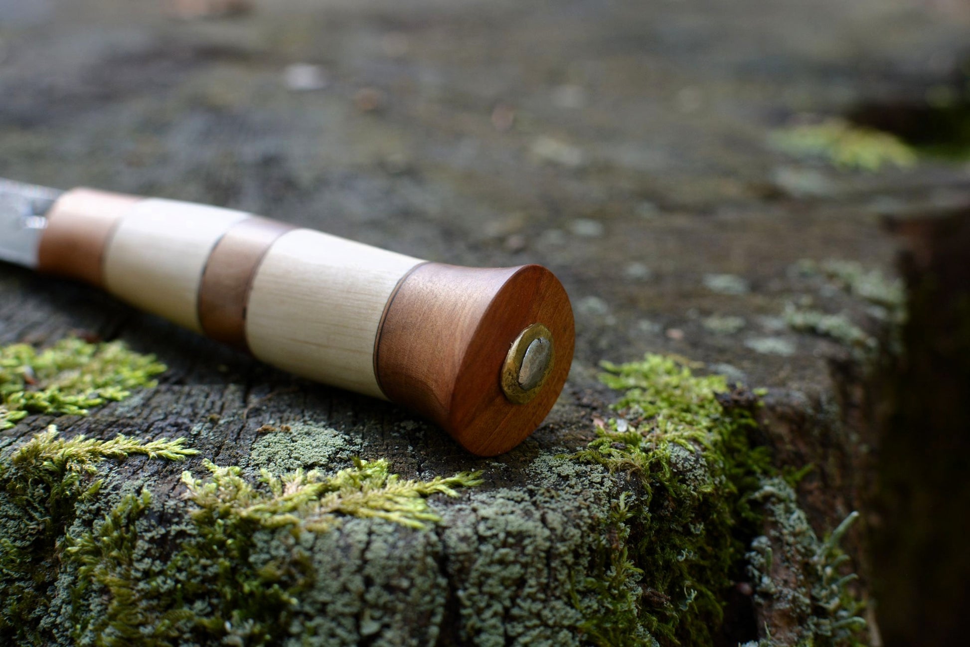Détail pommeau soie traversante acier forgé main - Puukko artisanal Forge Gardarson