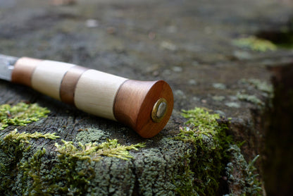 Détail pommeau soie traversante acier forgé main - Puukko artisanal Forge Gardarson