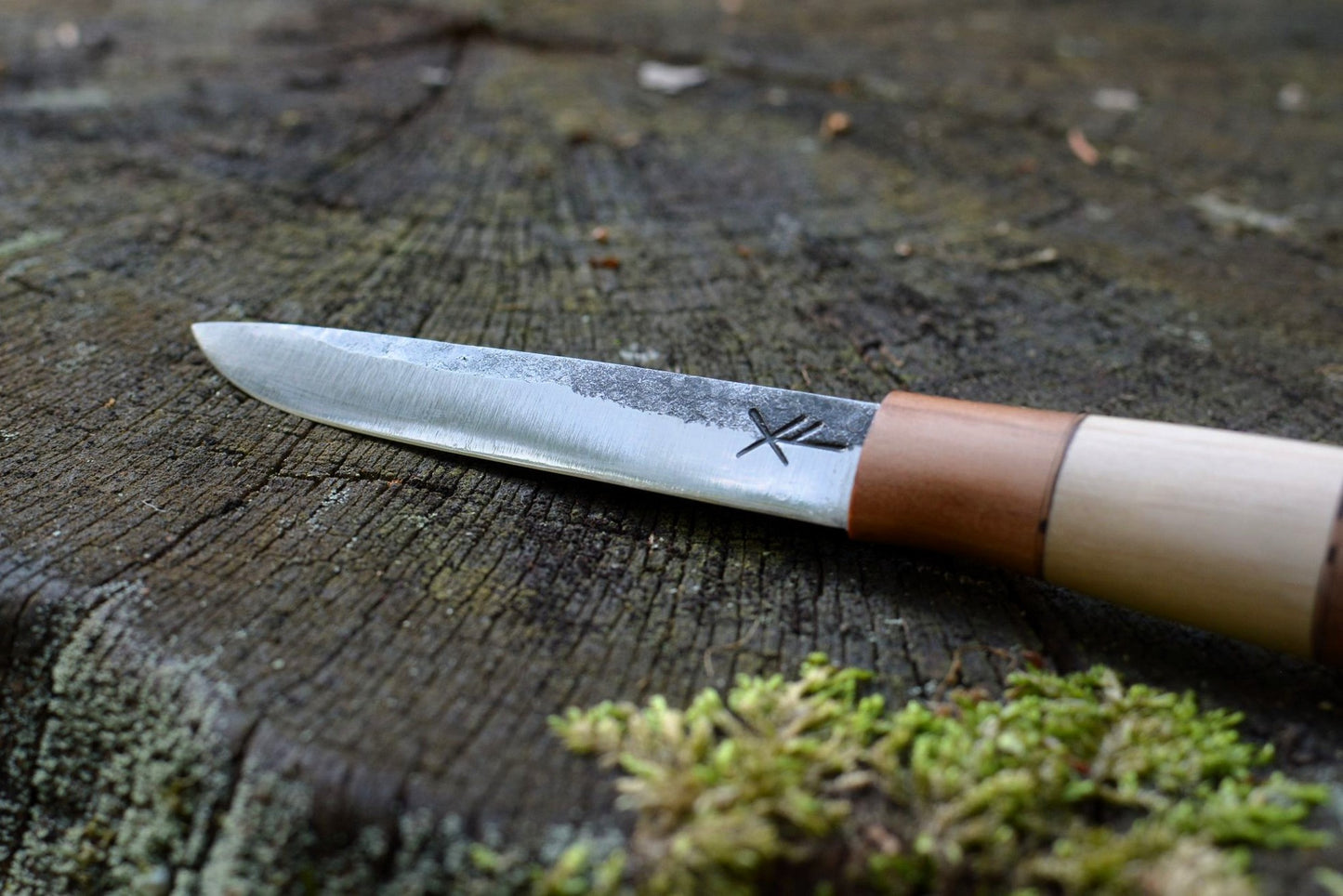 Détail lame acier carbone XC75 forgée au marteau - Puukko artisanal Forge Gardarson