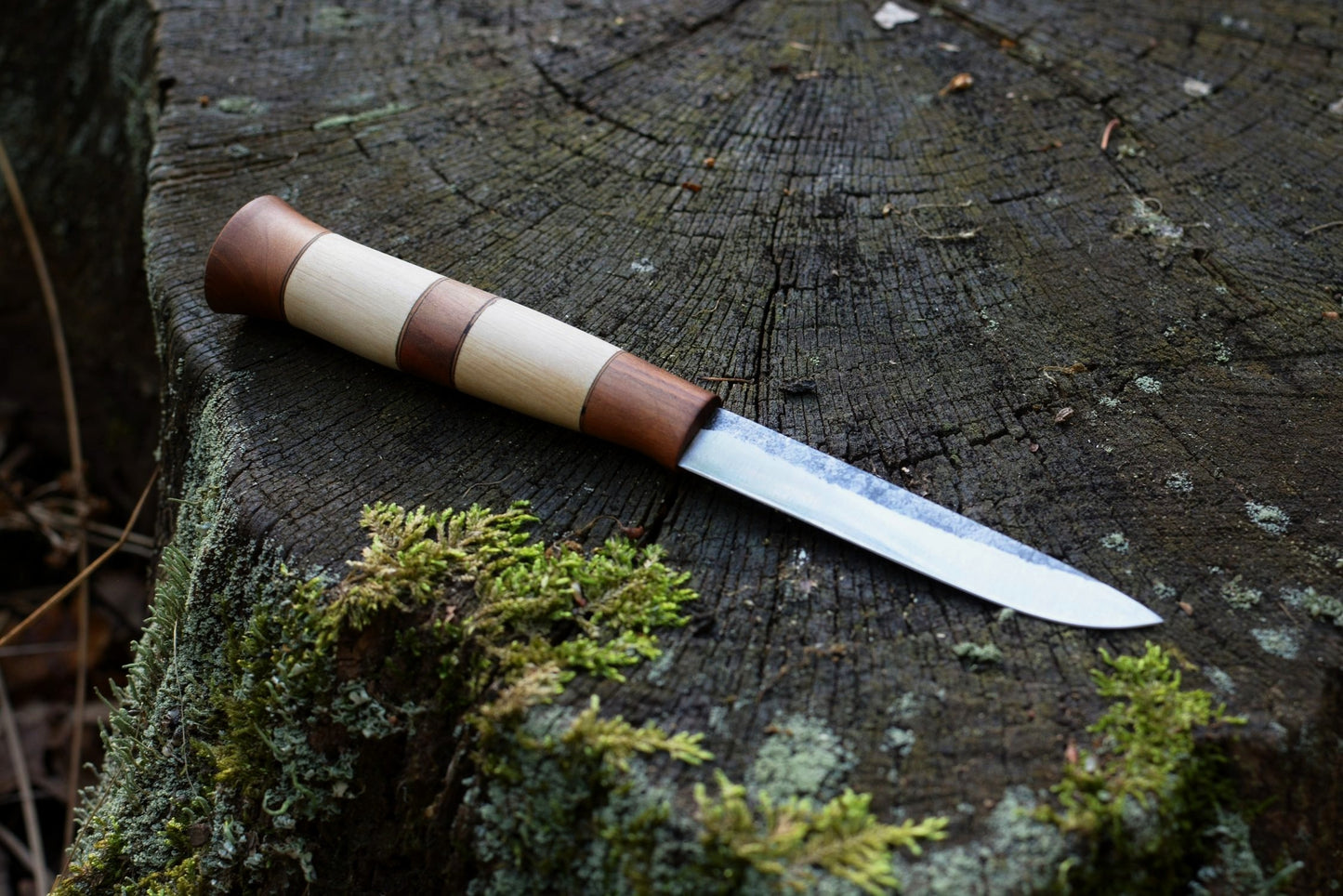 Puukko scandinave forgé main lame acier carbone XC75 soie traversante manche charme vigne - vue de face - Forge Gardarson