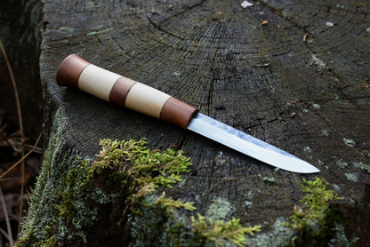 Puukko scandinave forgé main lame acier carbone XC75 soie traversante manche charme vigne - vue de face - Forge Gardarson