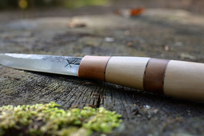Détail veinages bois manche charme et bois de vigne - Puukko forgé main Forge Gardarson