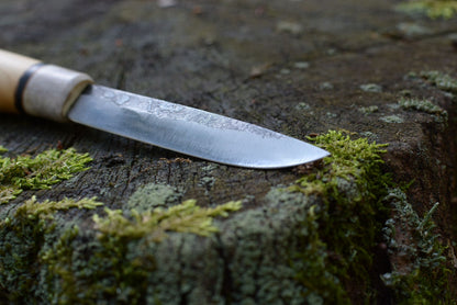 Détail lame acier carbone XC75 forgée au marteau - Puukko artisanal Forge Gardarson