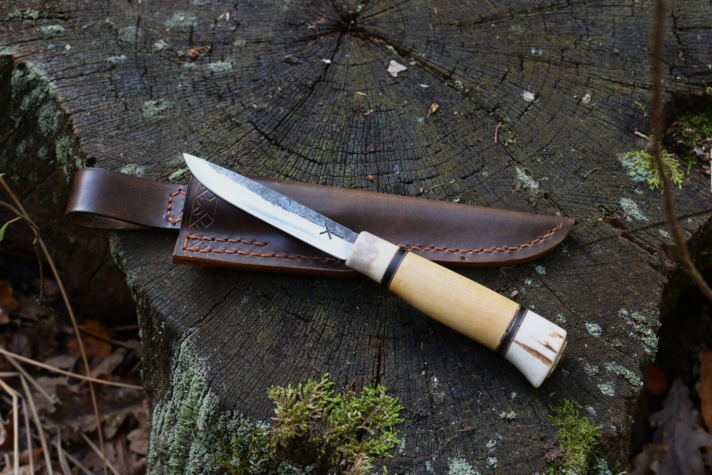 Couteau artisanal forgé sur son étui cuir sur-mesure tannage végétal - Atelier d'Amrod pour Forge Gardarson