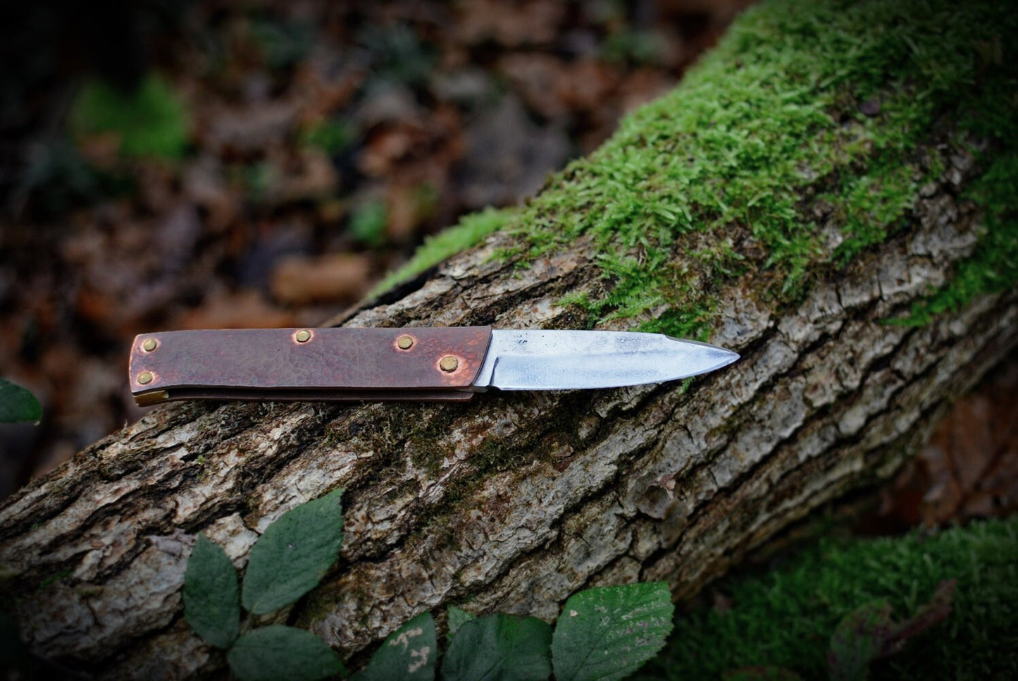 Couteau pliant forgé main acier XC75 plaquettes cuivre martelé rivets laiton - déplié vue de face