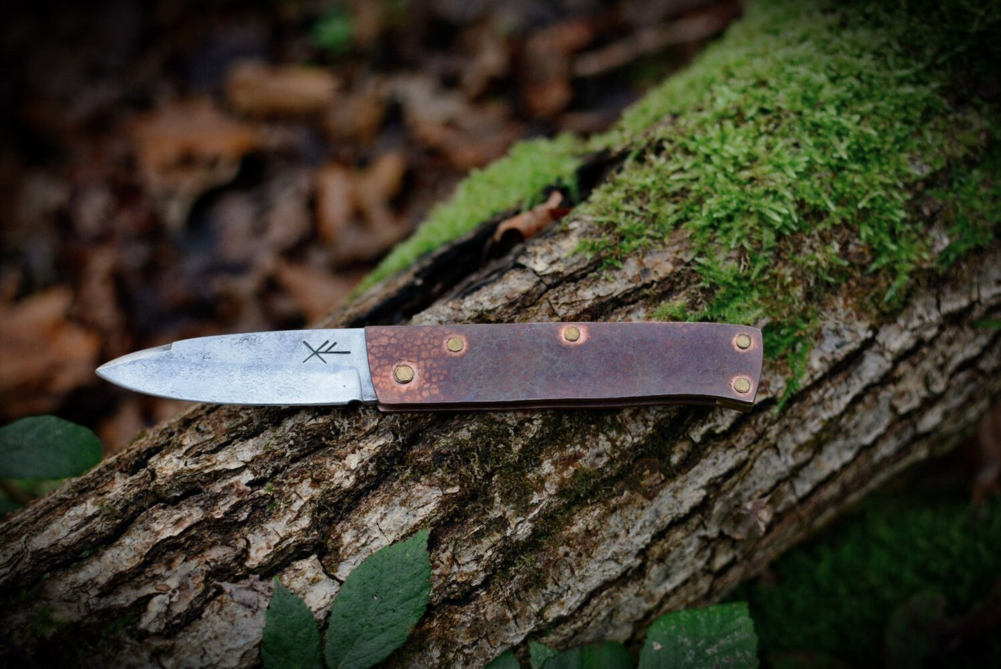Couteau pliant forgé main acier XC75 plaquettes cuivre martelé rivets laiton - déplié vue de face détail