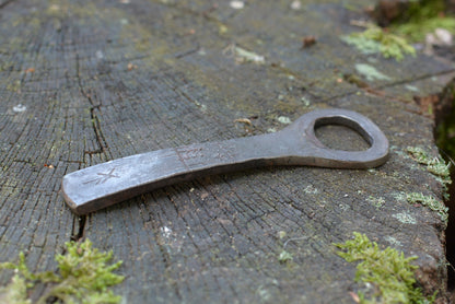 Décapsuleur avec motifs primitifs