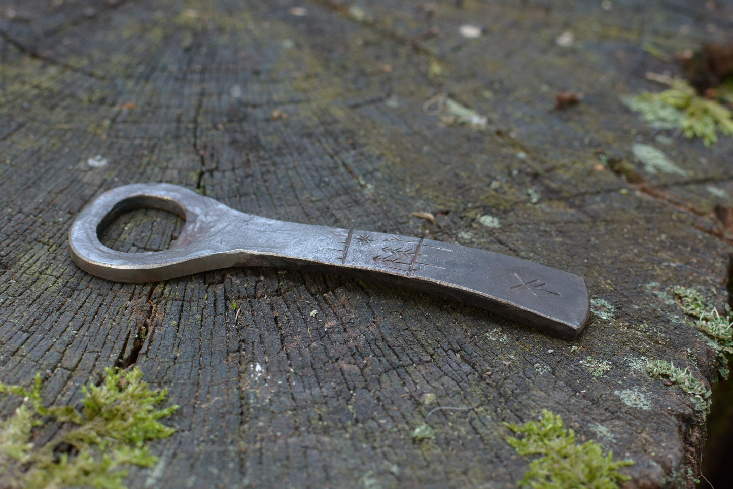 Décapsuleur avec motifs primitifs