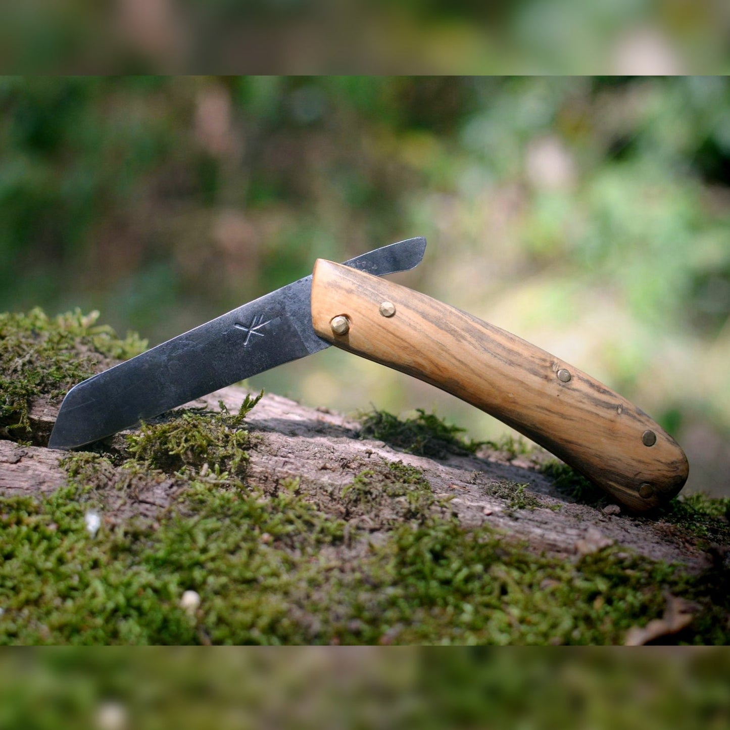L'Andégave couteau pliant forgé main acier XC75 plaquettes buis - vue de face partiellement déplié - Forge Gardarson