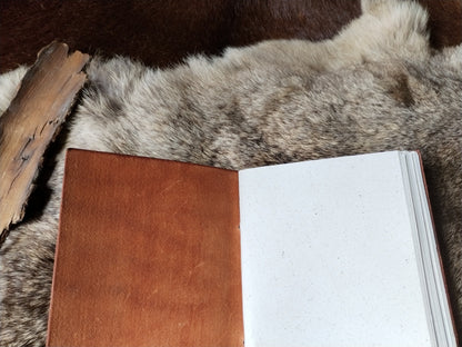 carnet en cuir ouvert à la première page Amrod & Gardarson