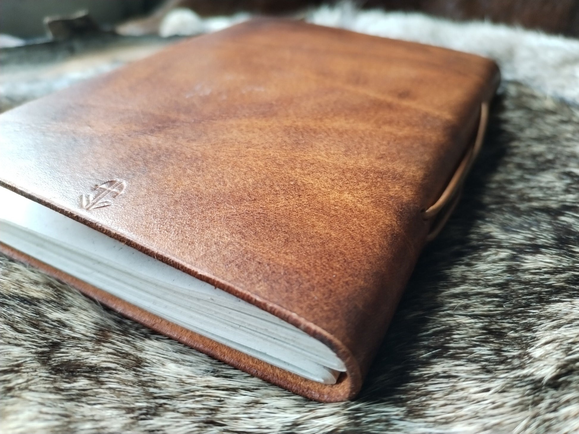 carnet en cuir avec dragon viking détail du dos avec poinçon de l'artisan