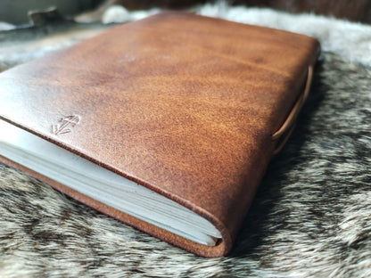 carnet en cuir avec dragon viking détail du dos avec poinçon de l'artisan