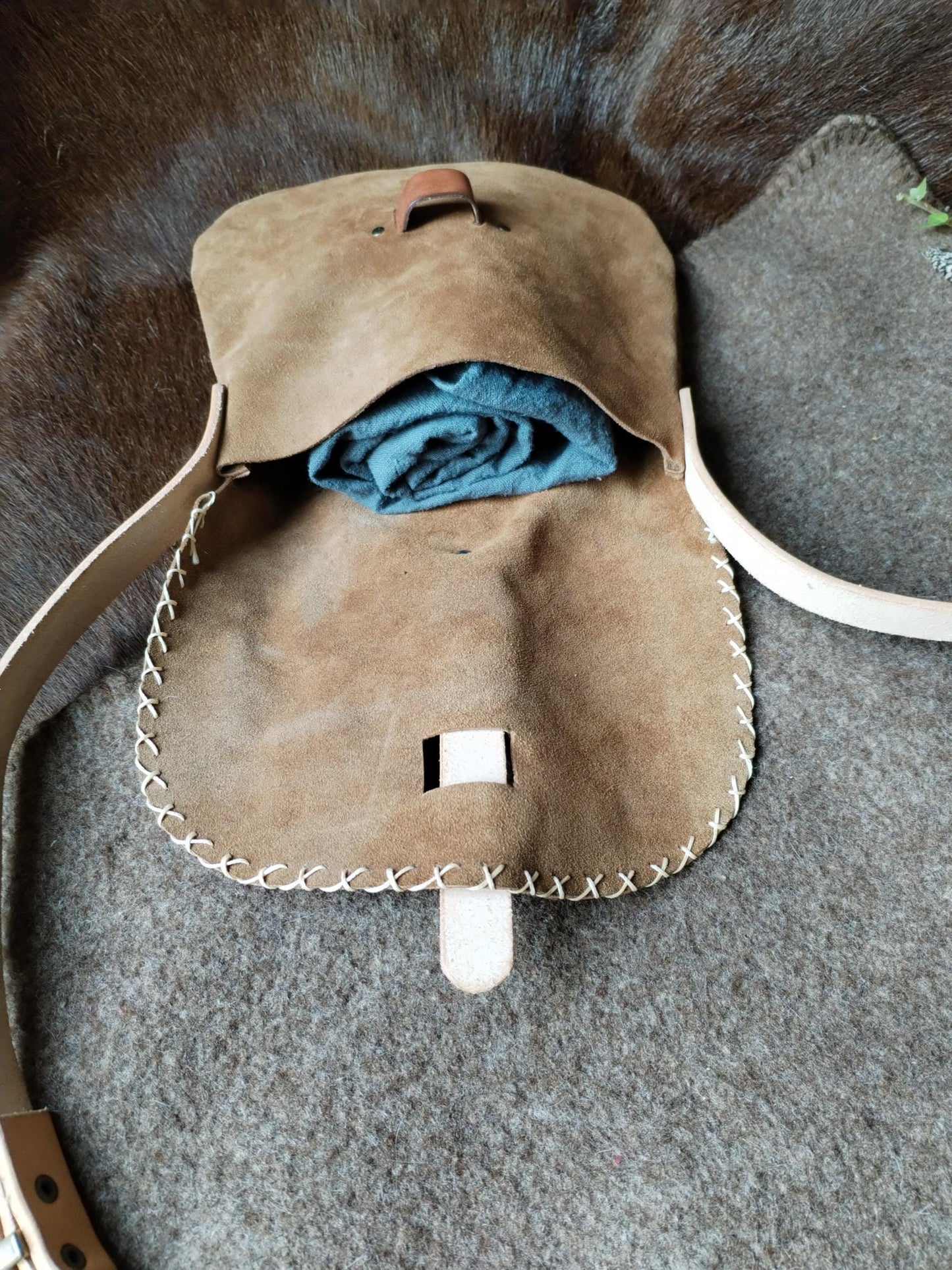 Sac en daim esprit "Amérindien" – laçage en croix