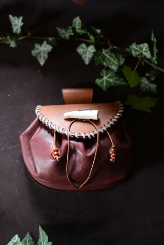 bourse en cuir et bois de cerf (de face) avec feuilles de lierre en fond