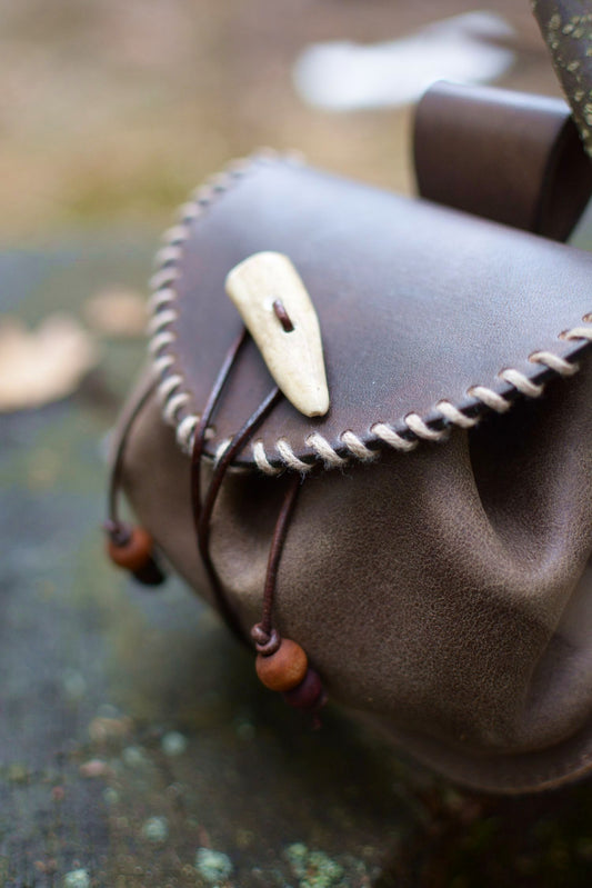 Aumônière en cuir & bois de cerf