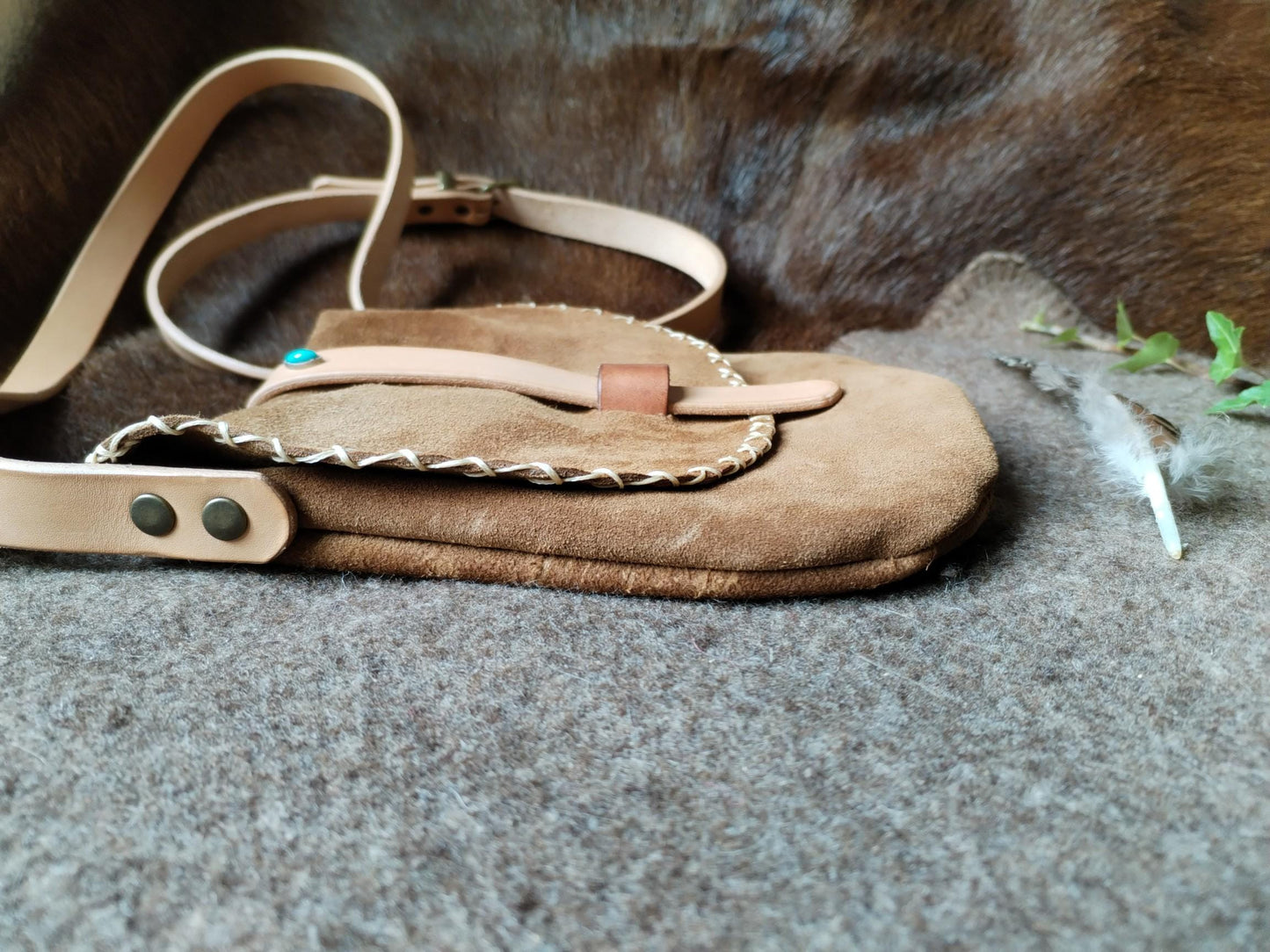 Sac en daim esprit "Amérindien" – laçage en croix
