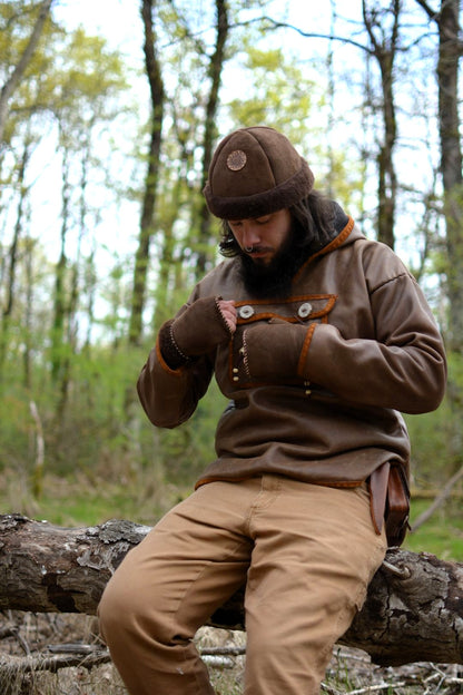 Bonnet shearling mouton patch drakkar porté en extérieur, cadre naturel hivernal