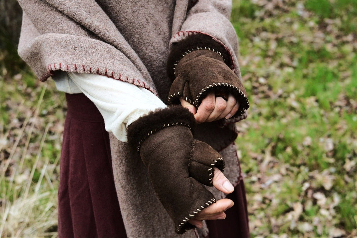 Mitaines en peau de mouton retournée (shearling) portées en extérieur, cadre naturel 
