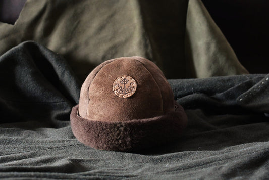 Bonnet en peau de mouton retournée (shearling) patch drakkar, vue de face, taille M/L