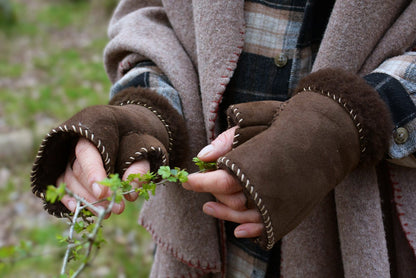 Mitaines en peau de mouton retournée (shearling) portées en extérieur, cadre naturel hivernal