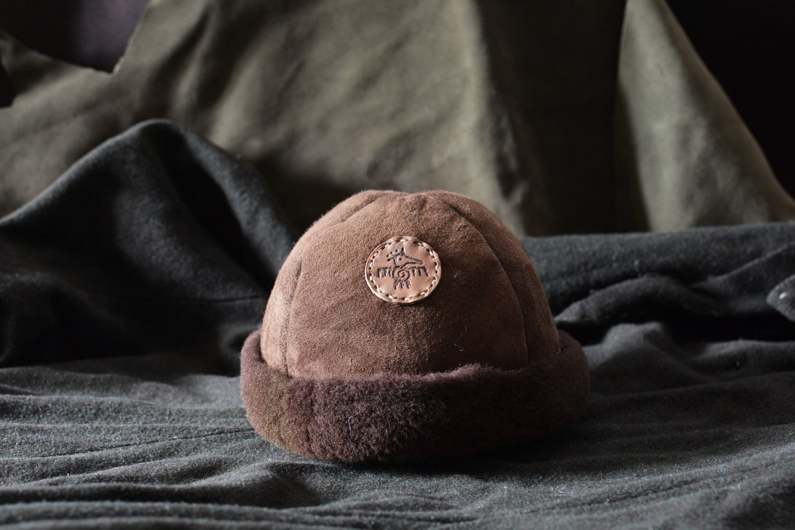 Bonnet shearling patch oiseau, vue de face, peau de mouton retournée taille S