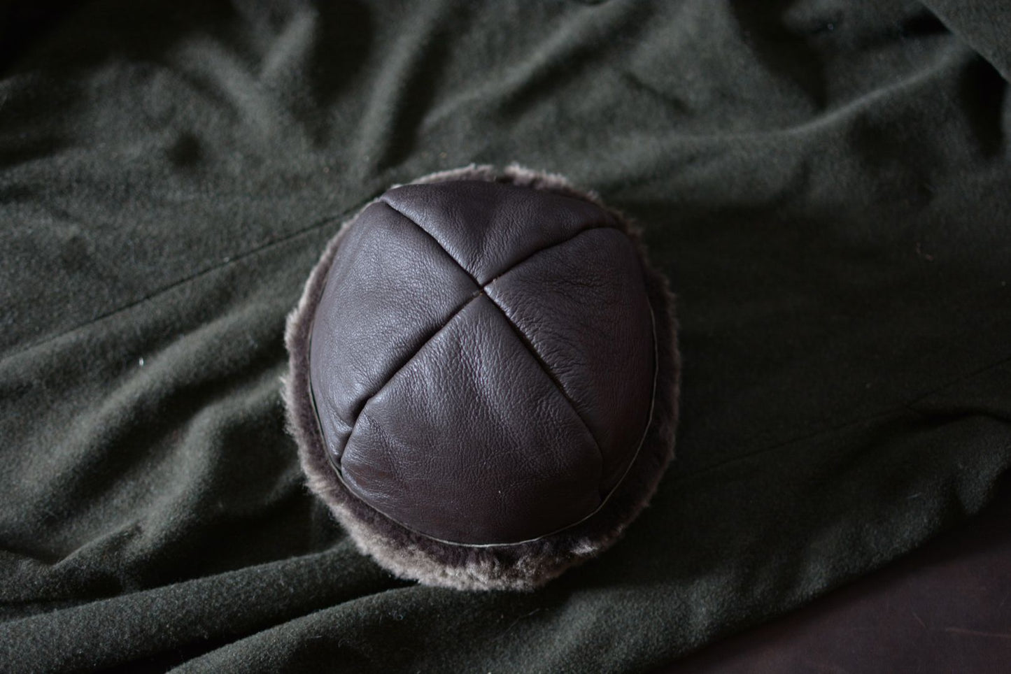  Bonnet artisanal en laine vu de dessus, détail du motif tissé