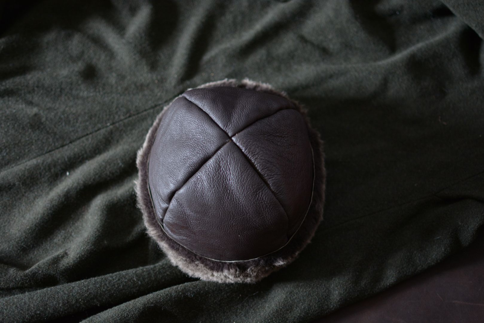  Bonnet artisanal en laine vu de dessus, détail du motif tissé