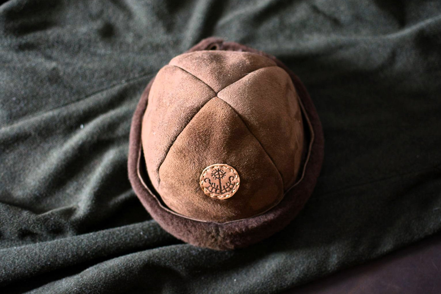 Vue de dessus du bonnet shearling mouton, détail des coutures artisanales
