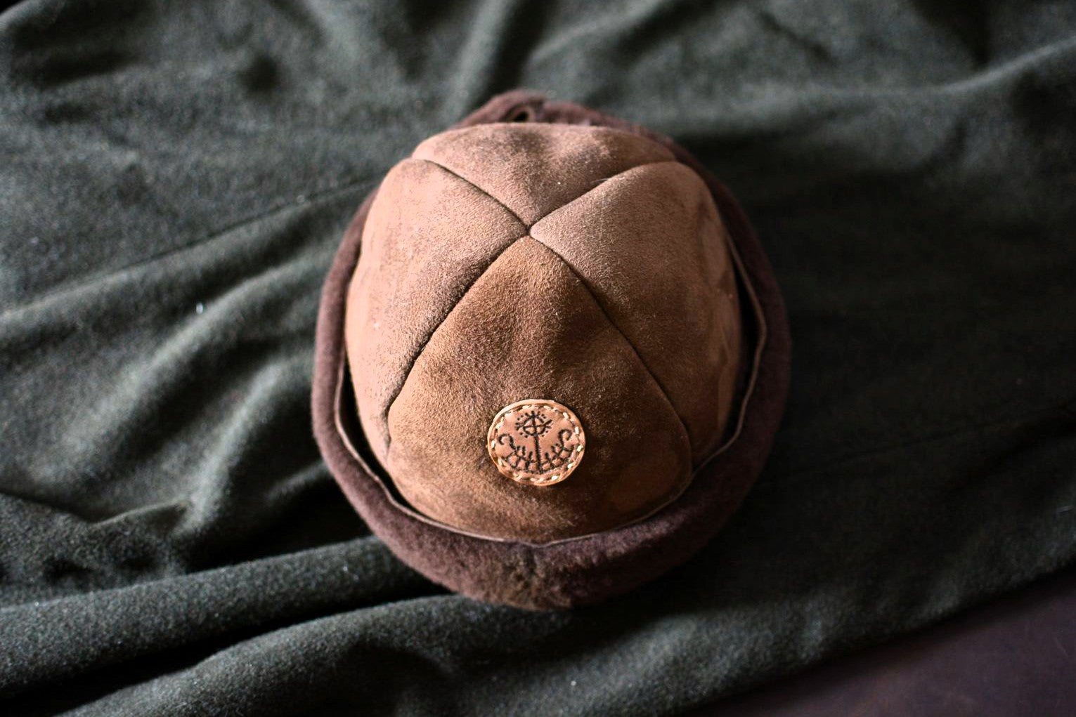 Vue de dessus du bonnet shearling mouton, détail des coutures artisanales